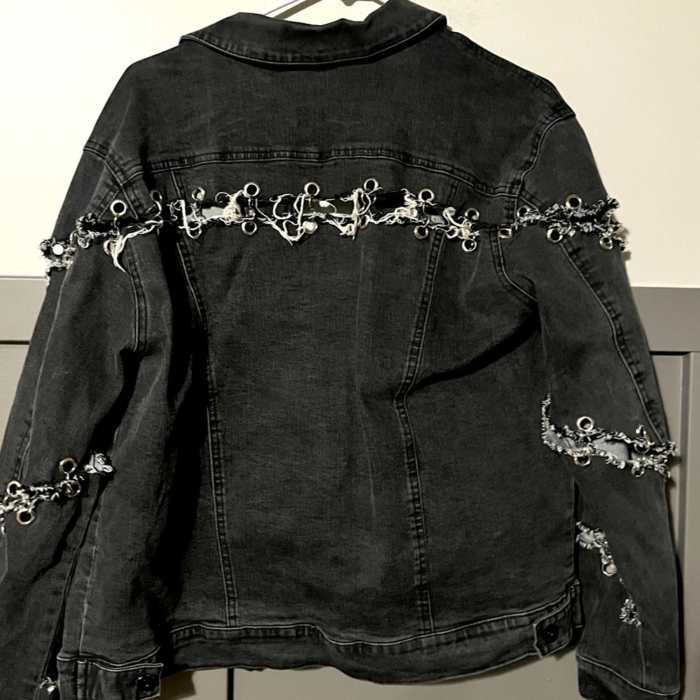 Medium fashionNova ripped w chain rings Jean jacket!